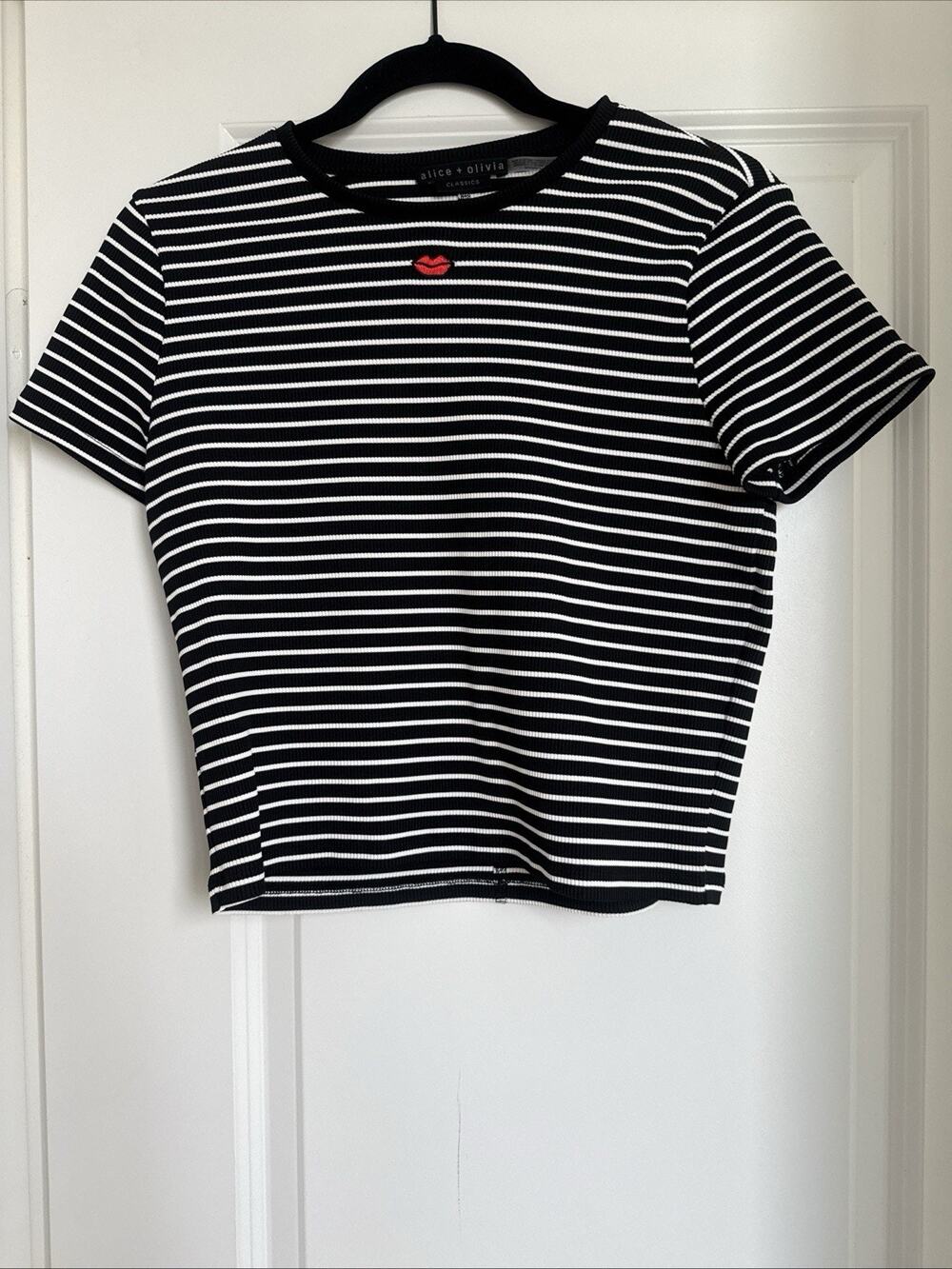Alice + Olivia Cindy Embroidered Cropped Tee Black White Stripe Women’s Size M